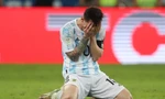 Messi ôm mặt cố gắng kìm giữ những giọt nước mắt hạnh phúc khi lần đầu lên đỉnh vinh quang cùng đội tuyển Argentina