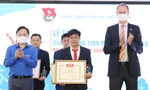 Anh Nguyễn Anh Tuấn, Bí thư thứ nhất T.Ư Đoàn và ông Patrick Haverman, Phó đại diện tường trú Cơ quan phát triển Liên Hợp Quốc tại Việt Nam, trao bằng khen của T.Ư Đoàn và biểu trưng giải thưởng cho tập thể được tôn vinh tại buổi lễ.