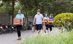 Gần 500 suất quà trị giá 250 triệu đồng được trao cho học sinh, sinh viên bị "mắc kẹt" trong khu vực phong toả tỉnh Bắc Ninh.