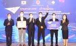 Thứ trưởng Bộ LĐ TB&XH Lê Tấn Dũng trao giải Nhất cho dự án "Gậy thông minh" cho sinh viên trường CĐ Việt - Đức (Nghệ An).
