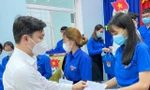 Anh Nguyễn Minh Triết - Bí thư T.Ư Đoàn, Phó Chủ tịch thường trực T.Ư Hội Sinh viên Việt Nam tặng học bổng cho sinh viên tỉnh Bình Định.