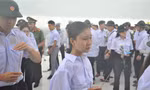 Sinh viên đứng dưới mưa tưởng niệm Anh hùng liệt sĩ trên Quần đảo Trường Sa