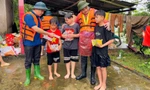Thanh niên đưa thuyền máy và nhu yếu phẩm đến hỗ trợ người dân Hạ Hòa