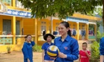 Hoa khôi bóng chuyền Thu Hoài đứng lớp dạy tiếng Anh cho thiếu nhi
