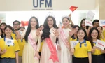 Hàng nghìn sinh viên vây kín Hoa hậu Hà Trúc Linh trong ngày trở về trường 