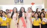 Hàng nghìn sinh viên vây kín Hoa hậu Hà Trúc Linh trong ngày trở về trường 