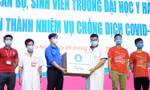 Anh Nguyễn Minh Triết - Phó Chủ tịch thường trực T.Ư Hội Sinh viên Việt Nam trao, tặng nhu yêu phẩm cho đại diện đoàn sinh viên tình nguyện trường ĐH Y Hà Nội tham gia hỗ trợ Bình Dương chống dịch COVID-19.