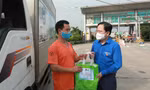 Anh Nguyễn Anh Tuấn - Uỷ viên T.Ư Đảng, Bí thư thứ nhất T.Ư Đoàn, Chủ tịch Hội LHTN Việt Nam thăm tặng quà lái xe đường dài hỗ trợ vận chuyển hàng hoá, nhu yếu phẩm trong dịch COVID-19.