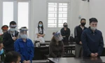 Nhóm bị cáo tại tòa.