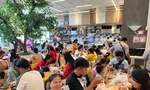 Hàng ăn ở trung tâm thương mại kín chỗ ngày mùng 3 Tết