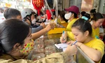 Thị trường bánh Trung thu: Nơi xếp hàng chờ mua, nơi mua 1 tặng 3 vẫn vắng hoe