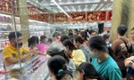Nườm nượp sắm vàng 'lấy hên' lúc tối muộn
