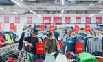 Khách hàng nườm nượp 'săn' hàng hiệu giảm giá tới 80% ở TPHCM
