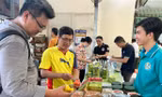 Phiên chợ chỉ họp cuối tuần, toàn 'của nhà trồng được' với giá như mua tại vườn