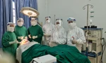 Lần đầu tiên, Bệnh viện Răng hàm mặt Trung ương TPHCM đưa cả một ê-kip đến phẫu thuật cho bệnh nhân tại khu cách ly (ảnh: BVCC)