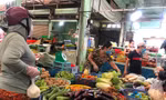 Nhiều loại rau củ ngày thường giá chỉ vài chục ngàn, nay lên cả trăm ngàn đồng/kg khiến bà nội trợ ngao ngán.