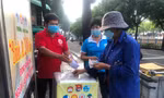 Bánh mì thịt, tô cháo... 1.000 - 2.000 đồng ấm lòng thời bão giá