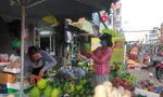 Hoa trái trước lễ Vu Lan đắt như tôm tươi, không đủ hàng để bán
