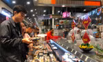Dân Sài Gòn đổ vào TTTM ăn uống, vui chơi trong ngày nghỉ tết cuối cùng