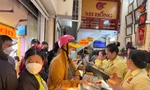 Giá vàng lên cao vút, vẫn 'tay xách nách mang' cầm tiền đi chốt đơn