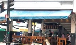 Một quán ăn vắng hoe khách ngày cuối tuần