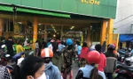 Dân Sài Gòn 'rồng rắn' đi chợ khi siêu thị chưa mở cửa