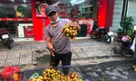 Trái cây vào hè: Sầu riêng rớt giá, vải đầu mùa rẻ bất ngờ