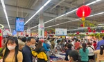 Người TPHCM 'chôn chân' trong siêu thị, rồng rắn đi sắm Tết tới nửa đêm 