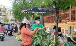 Nhiều người tranh thủ đi buổi chợ sớm trong ngày tết Đoan Ngọ do lo ngại dịch bệnh phức tạp