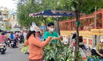Nhiều người tranh thủ đi buổi chợ sớm trong ngày tết Đoan Ngọ do lo ngại dịch bệnh phức tạp