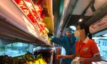 Không chỉ có rau củ, thịt cá... người dân còn có thể mua trứng, sữa, trái cây giá bình ổn trong siêu thị mini di động
