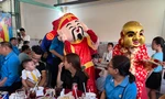 Công nhân xóm trọ ở TPHCM xem múa lân, nhận lì xì mùng 4 Tết