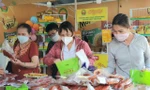 Đặc sản vùng miền đổ bộ, người dân TPHCM hào hứng mua sắm