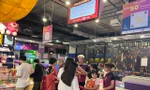 Trung tâm thương mại ở TPHCM đông nghịt, người dân xếp hàng dài tại các quán ăn