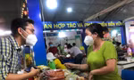 Người dân thành phố hào hứng mua đặc sản vùng miền