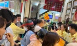 Người TPHCM nháo nhào đi mua vàng, các cửa tiệm chật kín