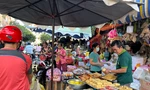 TPHCM: Phiên chợ đầu năm 'mua nhanh, bán lẹ'