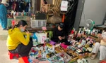 Bất ngờ 'hàng hiệu' vài chục ngàn đồng tràn lan chợ, 'mua nhiều còn được giảm giá'