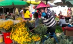 Hoa trái ngập chợ, tiểu thương ngóng khách ngày cuối năm