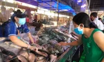 Người dân TPHCM kéo nhau đi mua thịt, cá, tôm, cua... giá rẻ