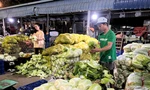 Hoa trái ùn ùn về chợ đầu mối ở TPHCM, giá ổn định