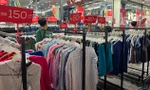 Giảm giá 'sập sàn', tiểu thương phố thời trang vẫn ngóng khách