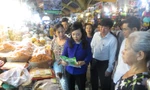 Bộ trưởng Nguyễn Thị Kim Tiến kiểm tra thực phẩm tại chợ Bến Thành(Q.1)