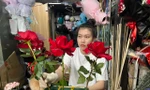 Hoa, quà hạ giá 'ngóng' khách trong ngày Valentine 
