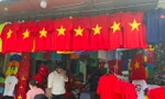 Người dân TPHCM nườm nượp đi mua áo, mũ, cờ đỏ sao vàng