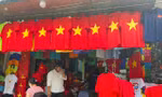 Người dân TPHCM nườm nượp đi mua áo, mũ, cờ đỏ sao vàng