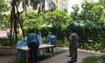 Lấy mẫu xét nghiệm COVID-19 tại chung cư ở TP Thủ Đức có ca mắc COVID-19 (ảnh: HCDC)