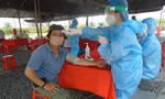 Kiểm tra sức khỏe, chích vắc-xin COVID-19 cho công nhân chợ đầu mối tại TPHCM (ảnh: HCDC)