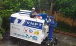 Nhân viên kỹ thuật VNPT khẩn trương triển khai các phương án phòng chống lụt bão