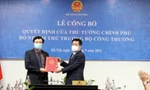 Bộ trưởng Nguyễn Hồng Diên (bên phải) trao quyết định cho tân Thứ trưởng Nguyễn Sinh Nhật Tân (bên trái)